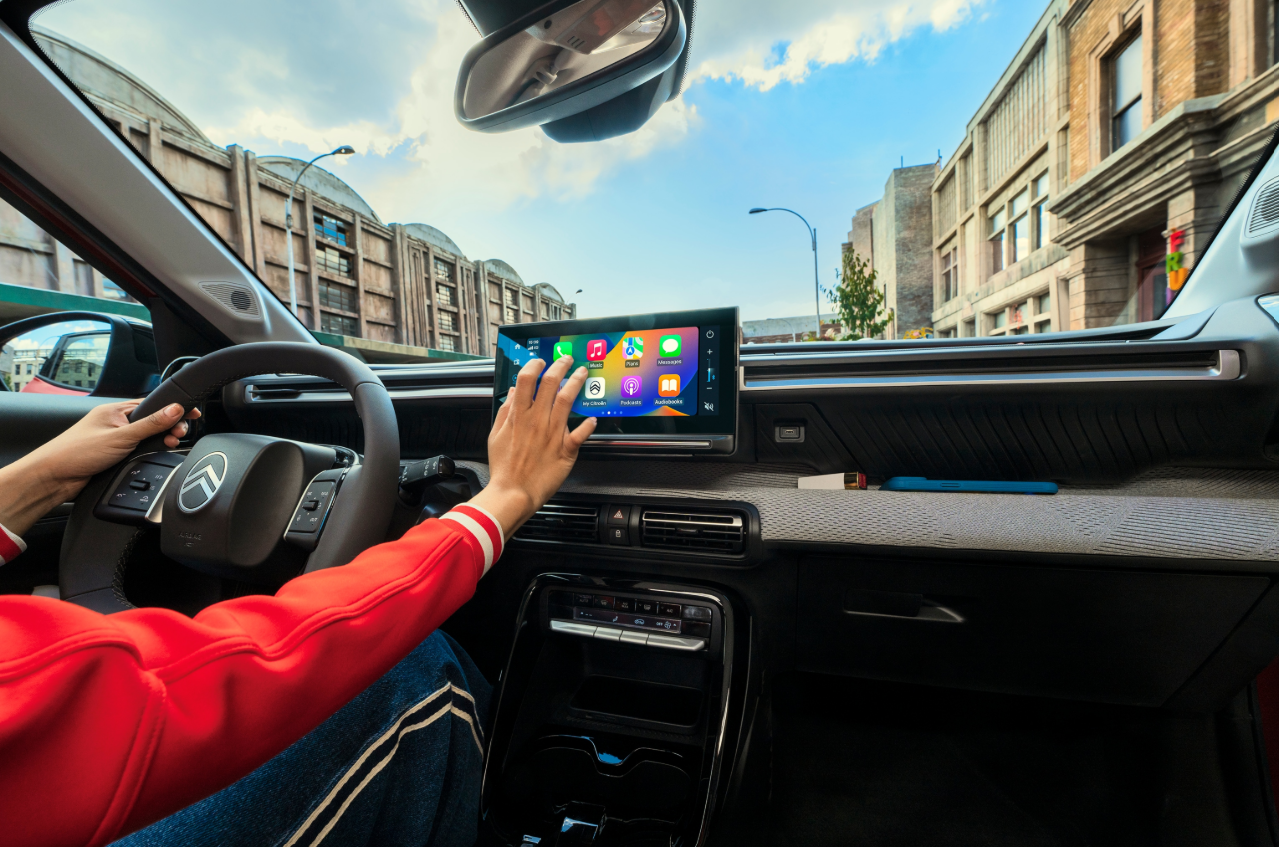 Interieur van de Citroën C3 Aircross met dashboard, infotainmentscherm en comfortabele stoelen.
