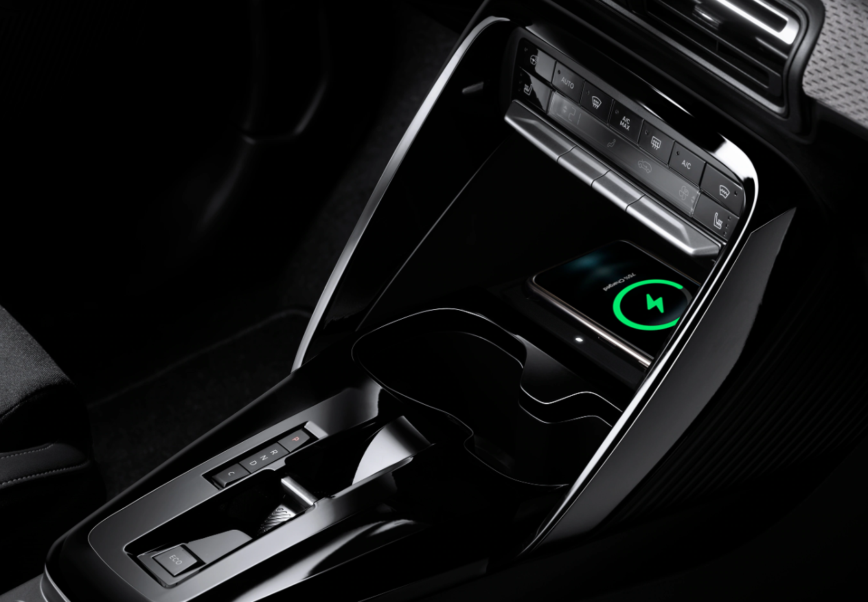 Middenconsole van de Citroën C3 Aircross met cupholders, draadloze oplader en automatische versnellingshendel.