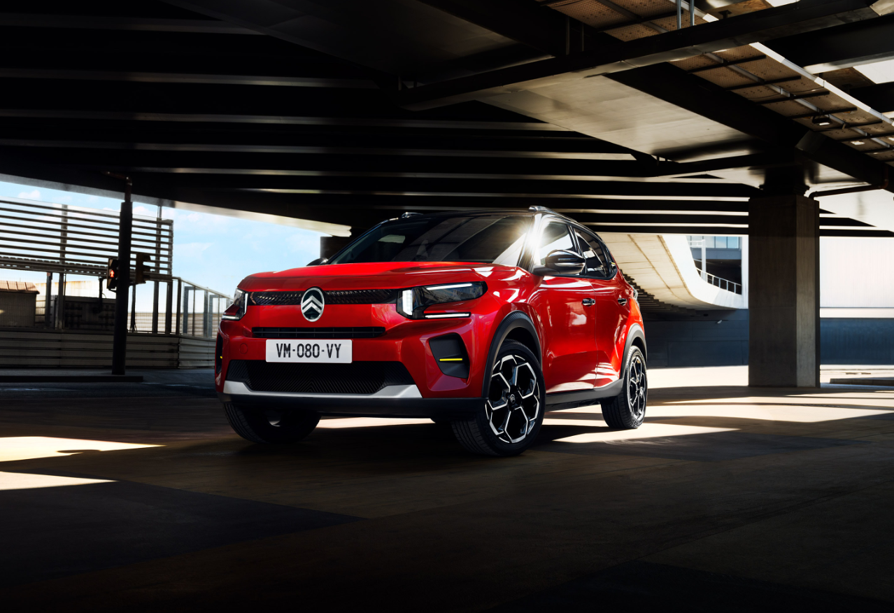 Voorzijde van de Citroën C3 Aircross met moderne koplampen, grille en bi-tone lak.