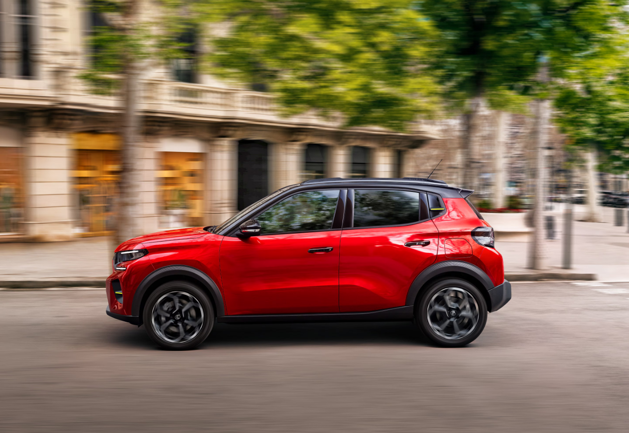 "Zijaanzicht van de Citroën C3 Aircross, met opvallende bi-tone kleur en verhoogde rijpositie.