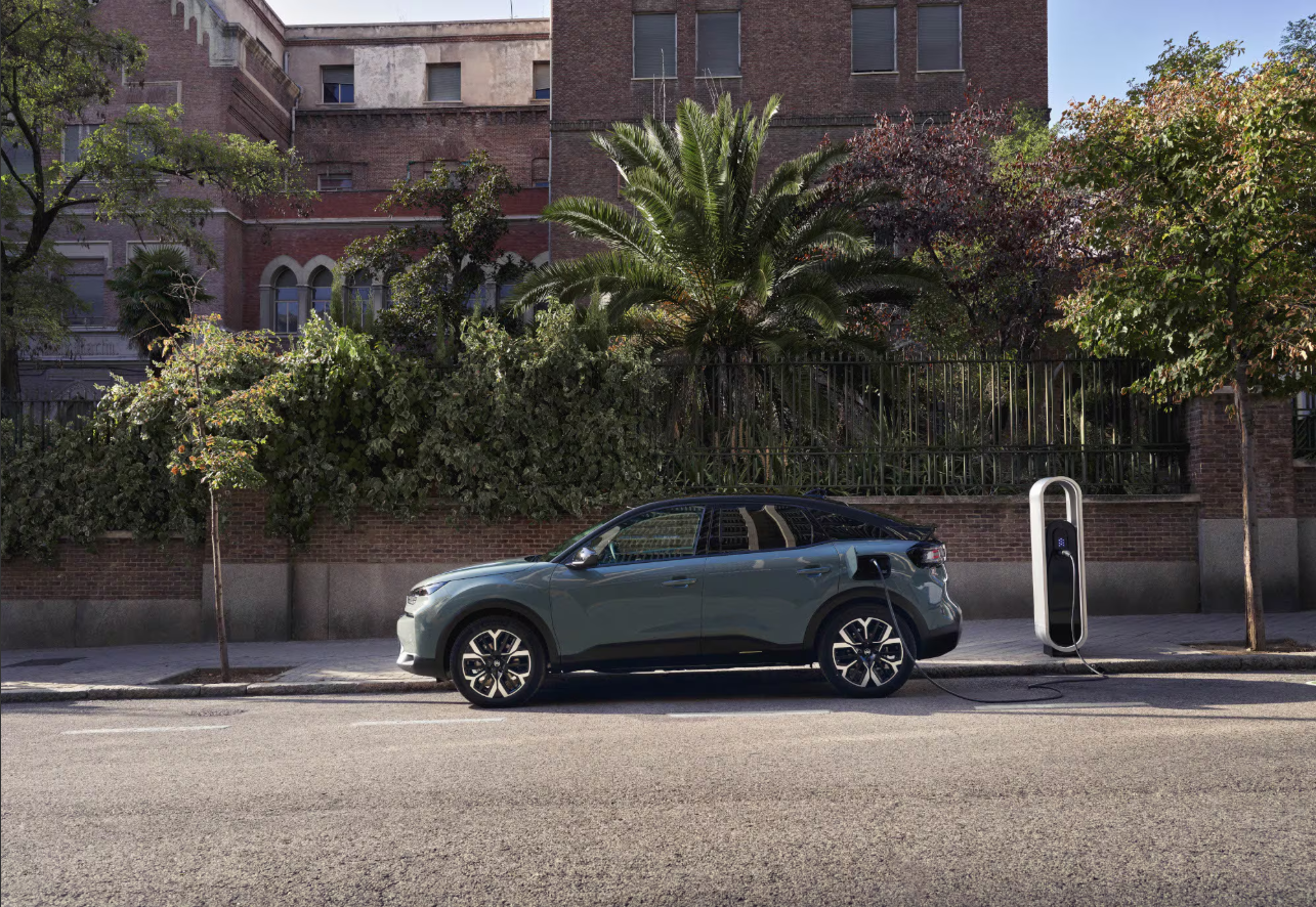 Citroën C4 volledig elektrisch, aangesloten op een laadpaal, klaar om op te laden.
