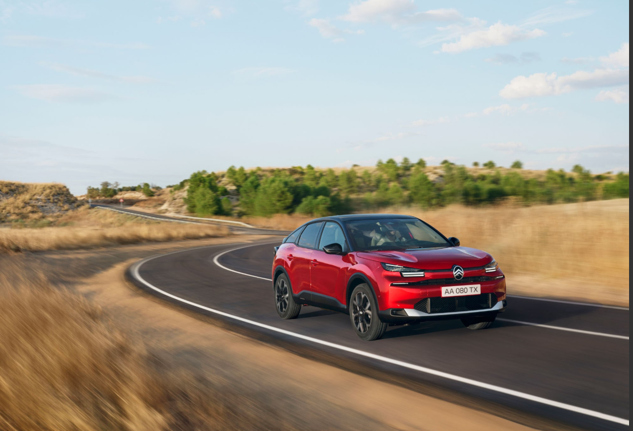Citroën C4 van buiten, met strak modern design, opvallende koplampen en aerodynamische lijnen.