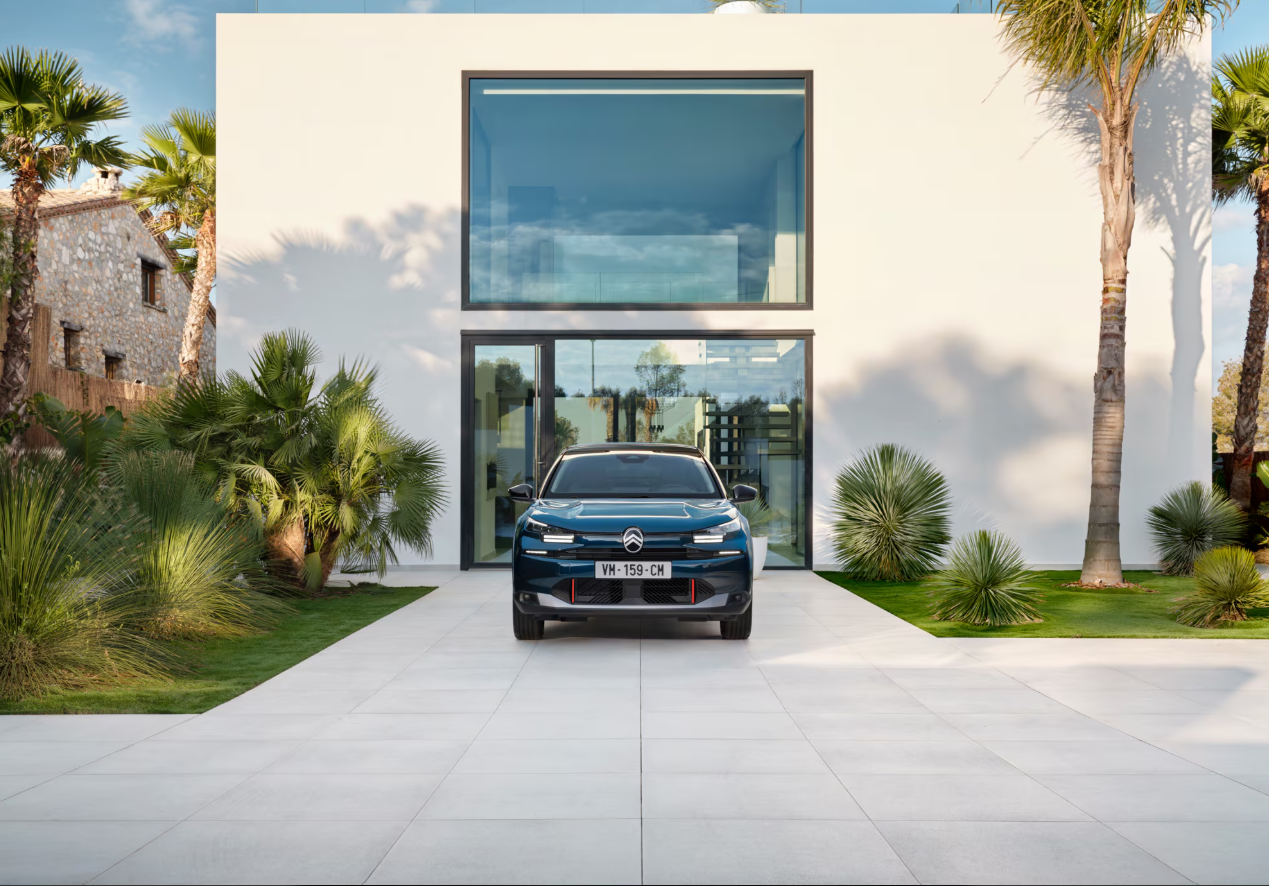 Voorzijde van de Citroën C4 met moderne koplampen, grille en strak design.