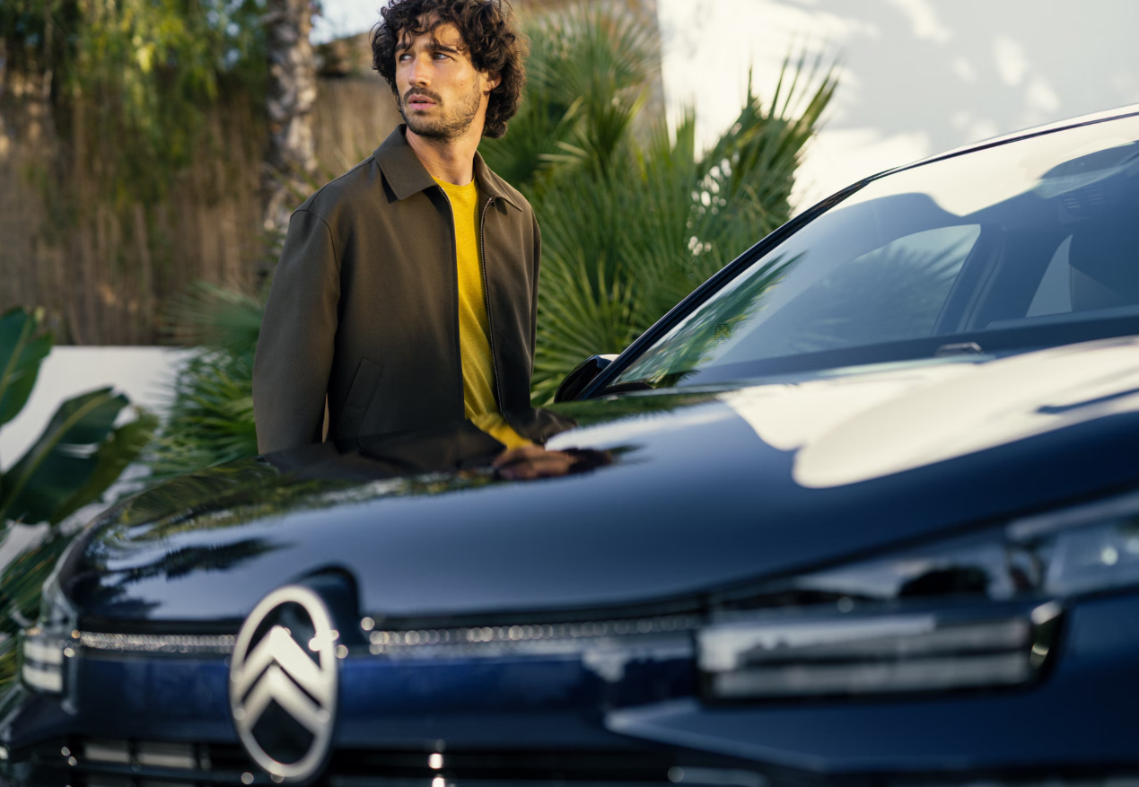 Zijaanzicht van de Citroën C4, met gestroomlijnd ontwerp en moderne lijnen.