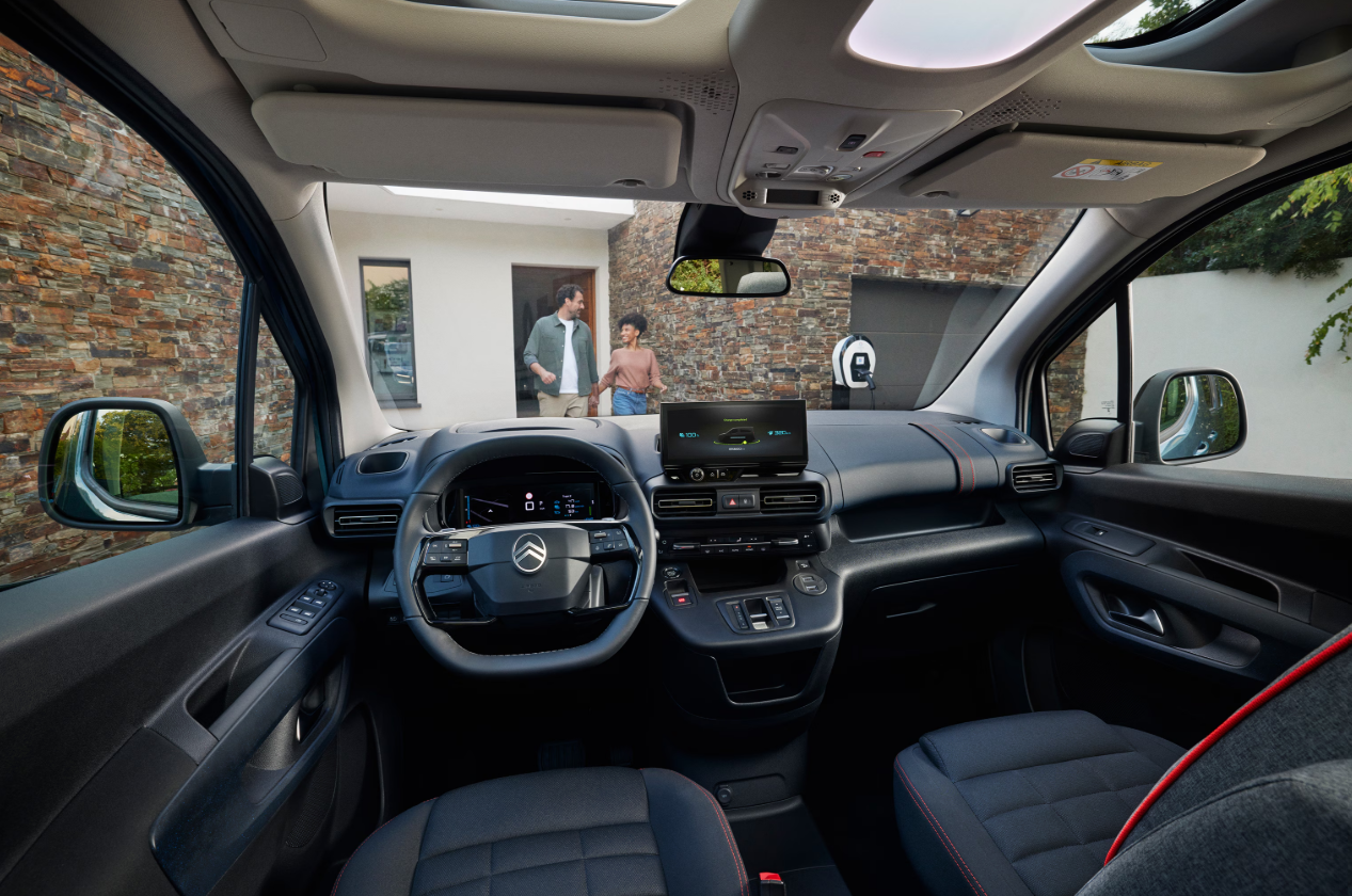 Interieur van de Citroën Berlingo, met het dashboard, multifunctioneel stuur, touchscreen en comfortabele stoelen zichtbaar.