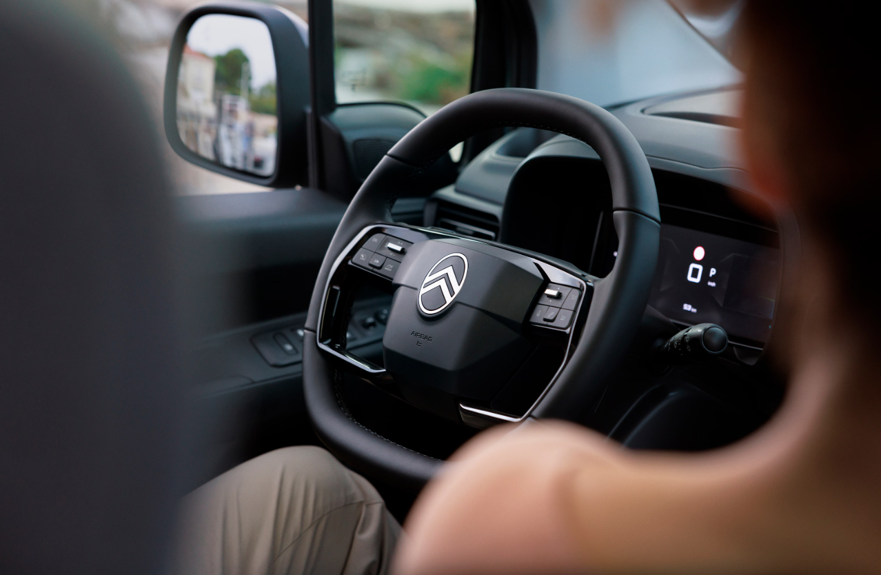 Multifunctioneel stuur van de Citroën Berlingo met knoppen voor audio, telefoon en cruise control, zichtbaar vanaf de bestuurderszijde.