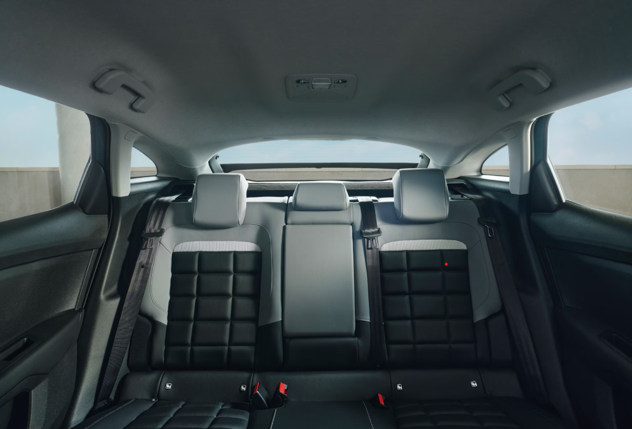 Achterbank van de Citroën ë-C4 met ruime beenruimte en comfortabele stoelen voor drie passagiers.