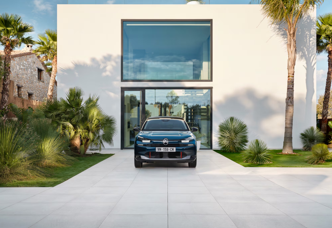 Vooraanzicht van de Citroën ë-C4 met herkenbare LED-koplampen, aerodynamisch design en het Citroën-logo centraal op de grille.