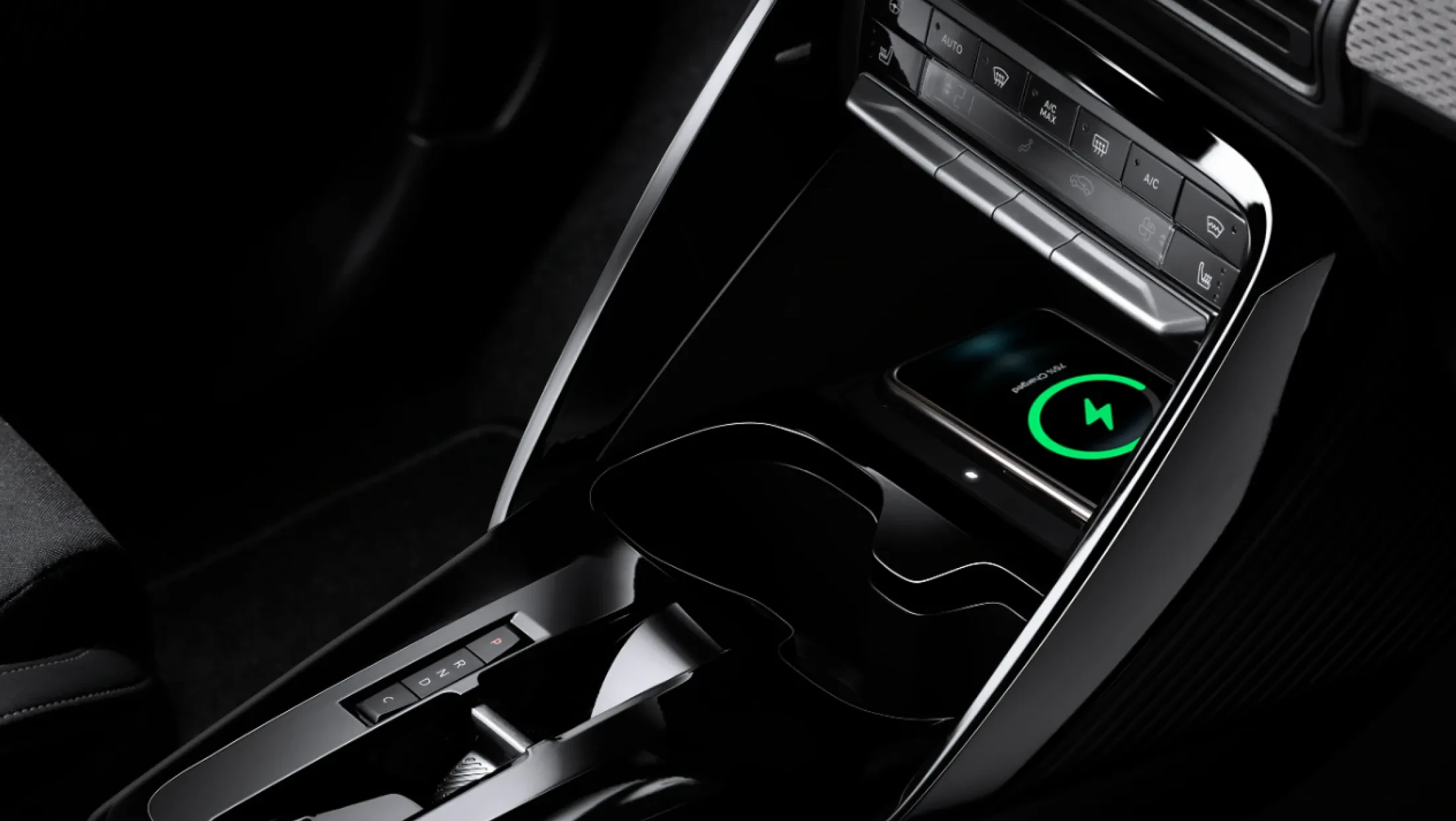 Middenconsole van de Citroën C3 Aircross met cupholders, draadloze oplader en automatische versnellingshendel.