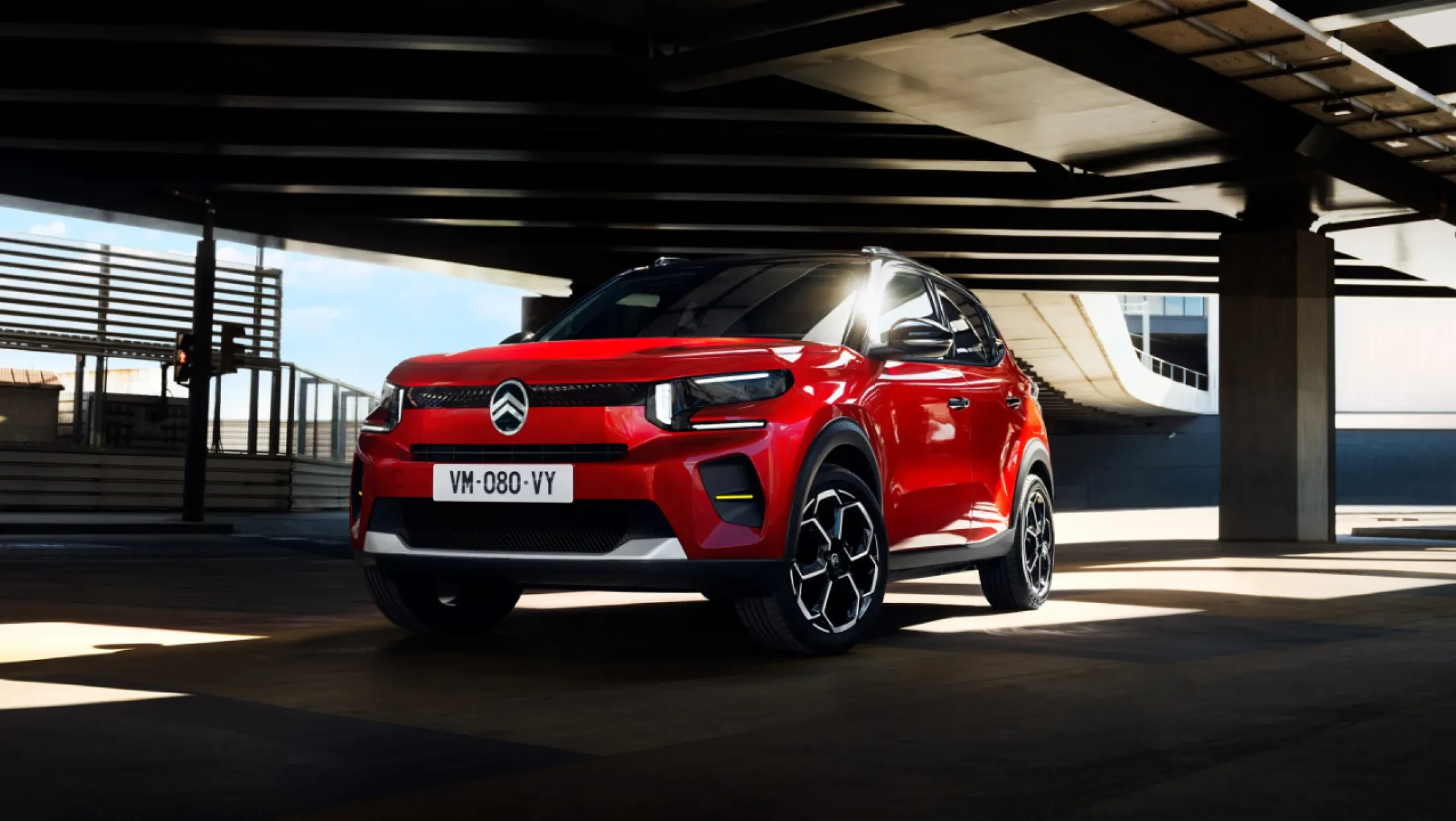 Voorzijde van de Citroën C3 Aircross met moderne koplampen, grille en bi-tone lak.