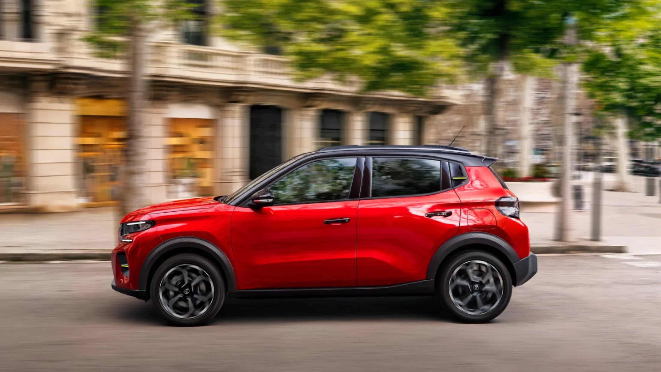 "Zijaanzicht van de Citroën C3 Aircross, met opvallende bi-tone kleur en verhoogde rijpositie.
