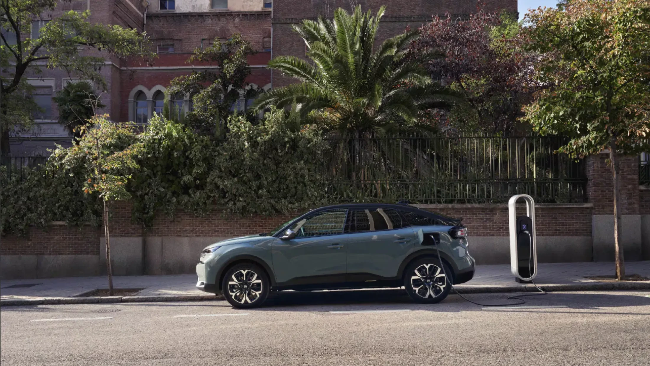 Citroën C4 volledig elektrisch, aangesloten op een laadpaal, klaar om op te laden.