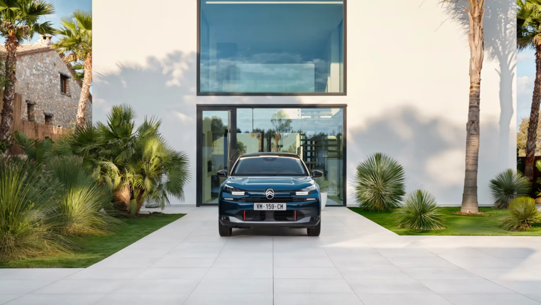 Voorzijde van de Citroën C4 met moderne koplampen, grille en strak design.