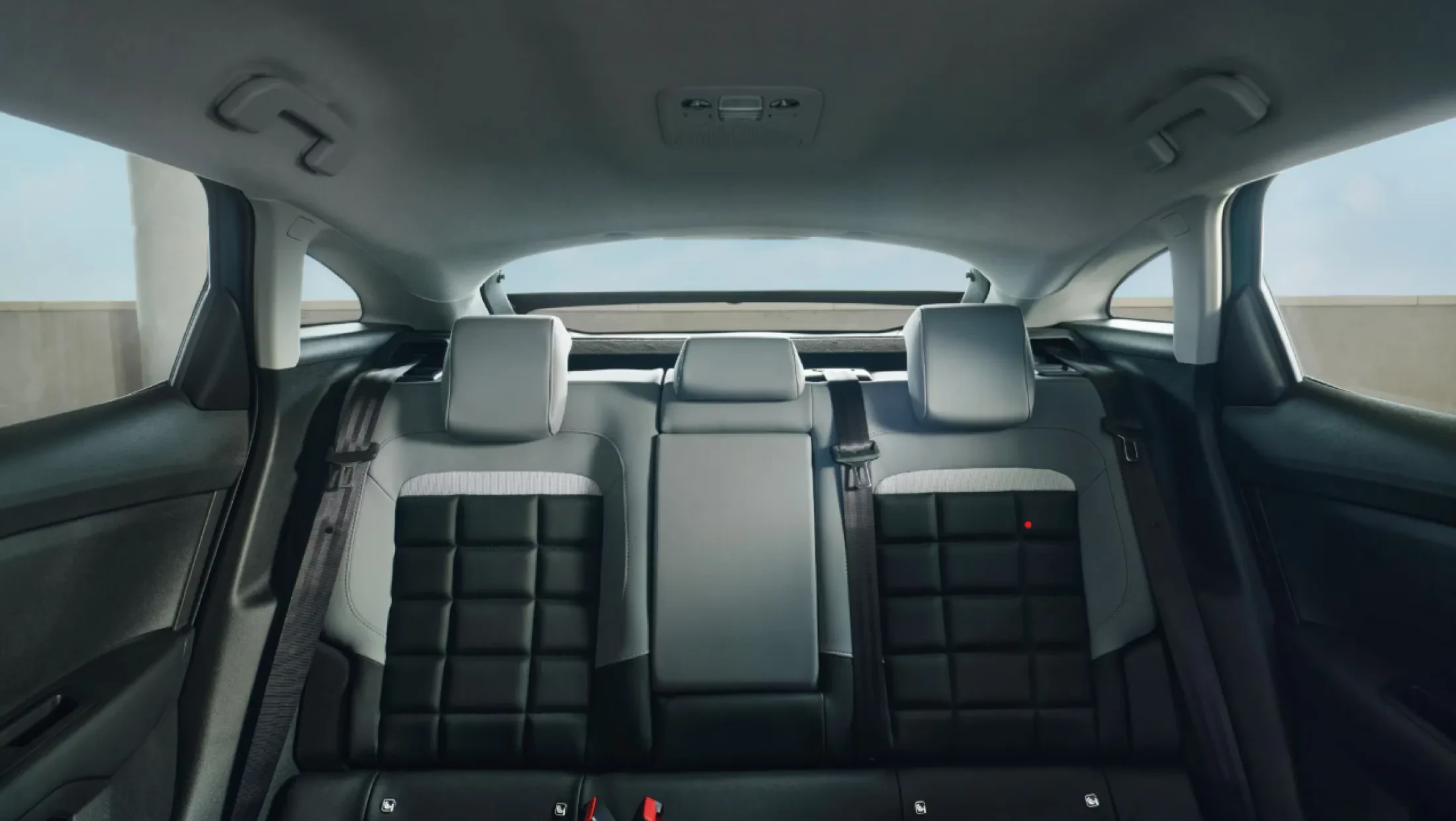Achterbank van de Citroën ë-C4 met ruime beenruimte en comfortabele stoelen voor drie passagiers.