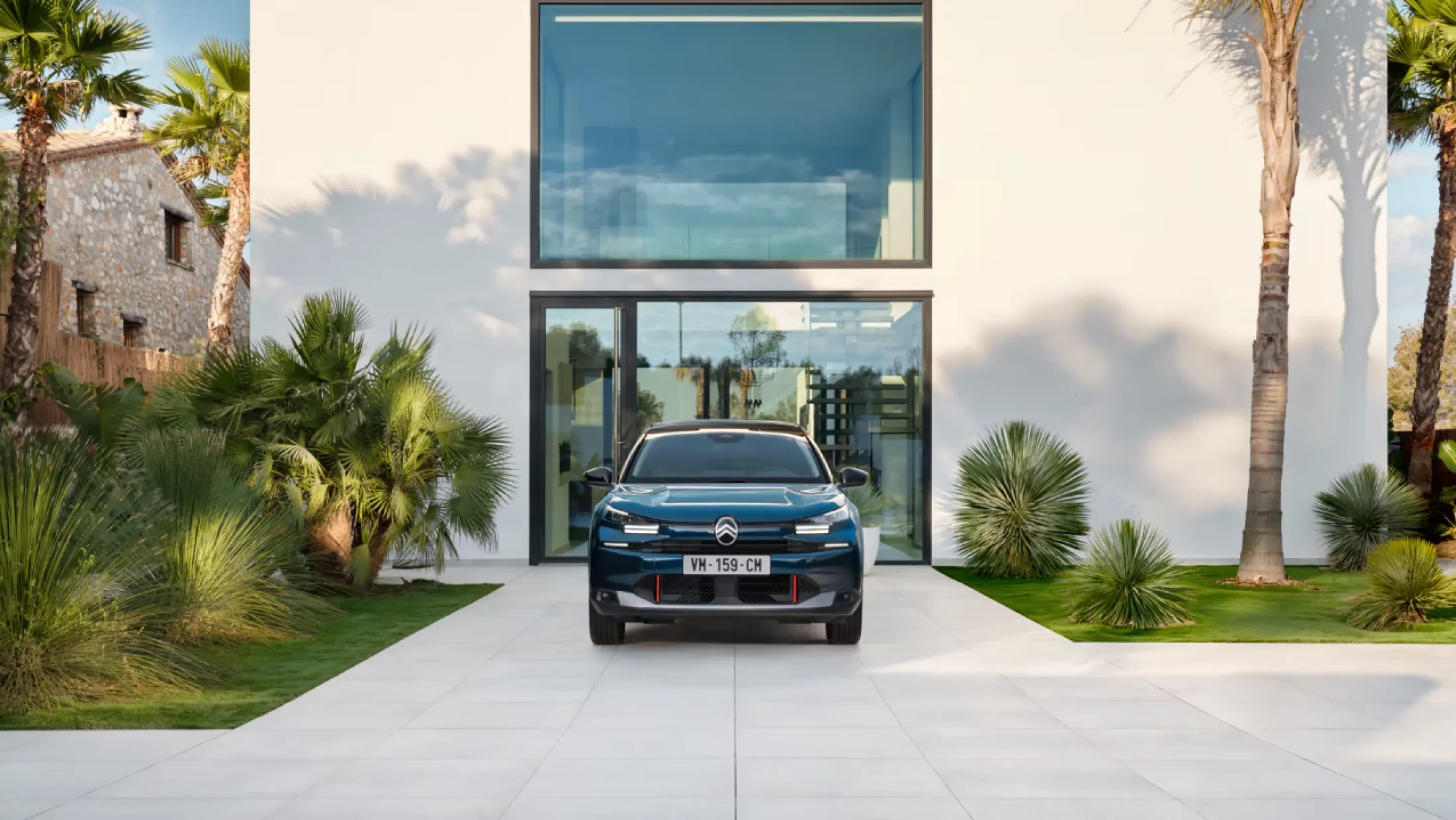 Vooraanzicht van de Citroën ë-C4 met herkenbare LED-koplampen, aerodynamisch design en het Citroën-logo centraal op de grille.