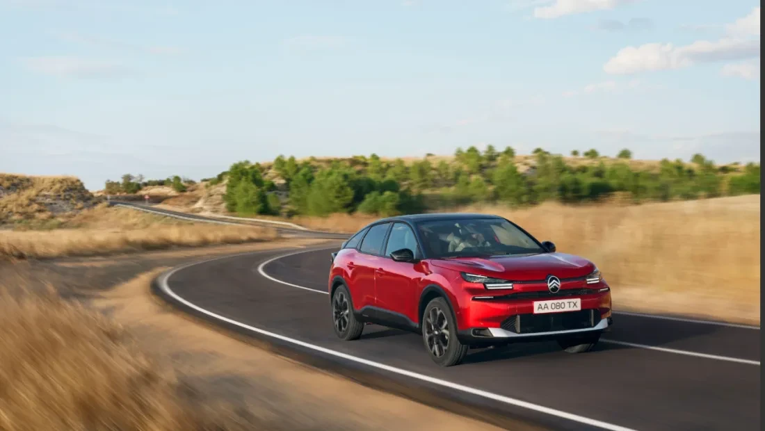 Citroën C4 van buiten, met strak modern design, opvallende koplampen en aerodynamische lijnen.