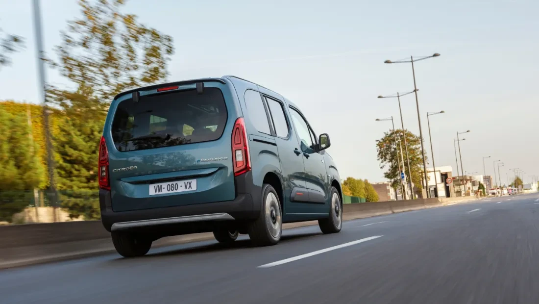 Zijaanzicht van de Citroën ë-Berlingo met elektrische aandrijving en ruime, praktische carrosserie.